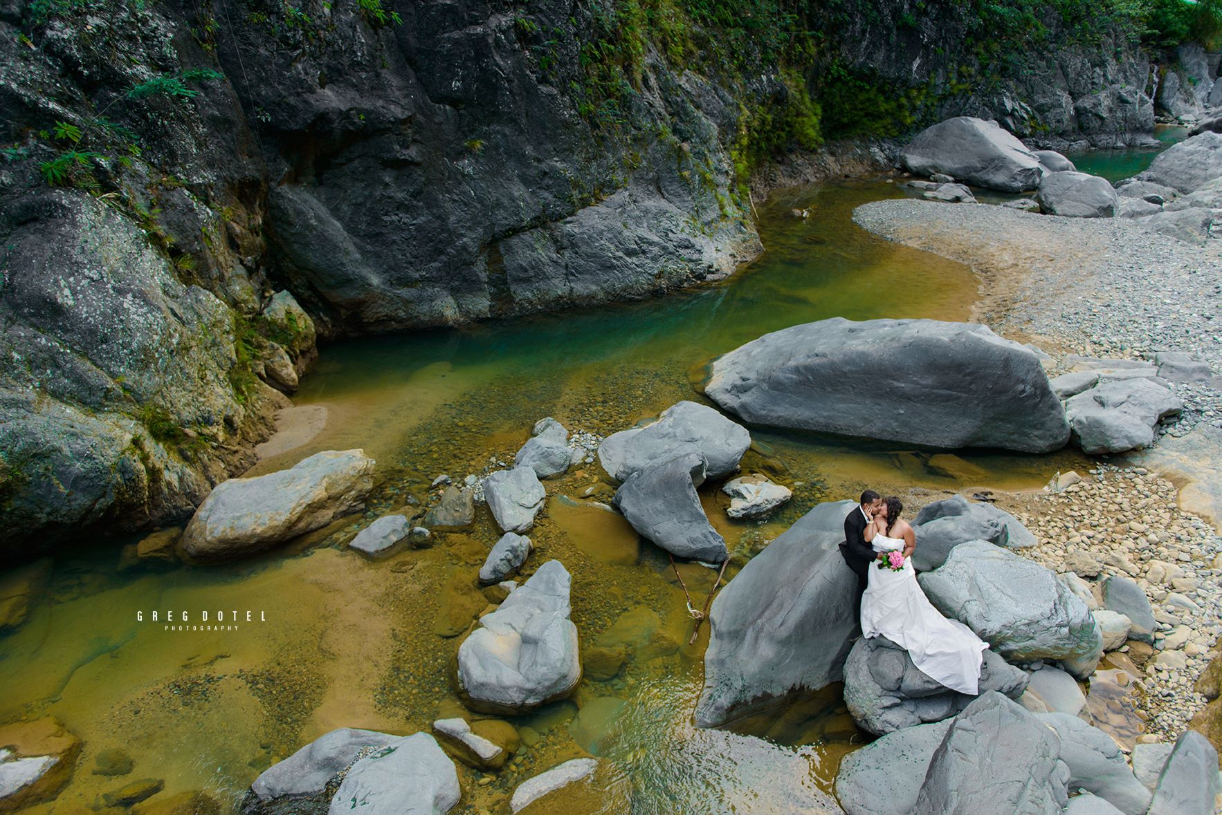Fotografia de bodas y sesión de novios en Salto de Jimenoa de Jarabacoa, República Dominicana por el fotografo dominicano greg dotel phorography