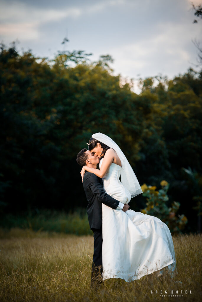 sesion de fotos de novios en santo domingo republica dominicana por el fotografo dominicano greg dotel photography en el parque mirador sur