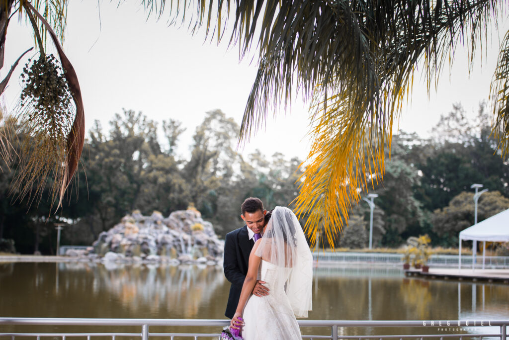 sesion de fotos de novios en santo domingo republica dominicana por el fotografo dominicano greg dotel photography en el parque mirador sur