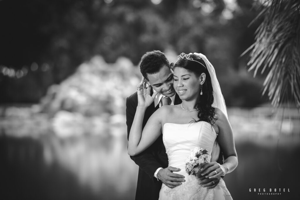 sesion de fotos de novios en santo domingo republica dominicana por el fotografo dominicano greg dotel photography en el parque mirador sur