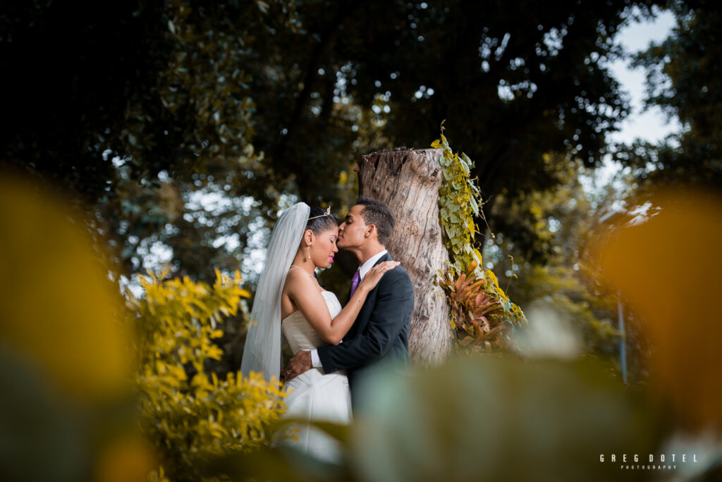 sesion de fotos de novios en santo domingo republica dominicana por el fotografo dominicano greg dotel photography en el parque mirador sur