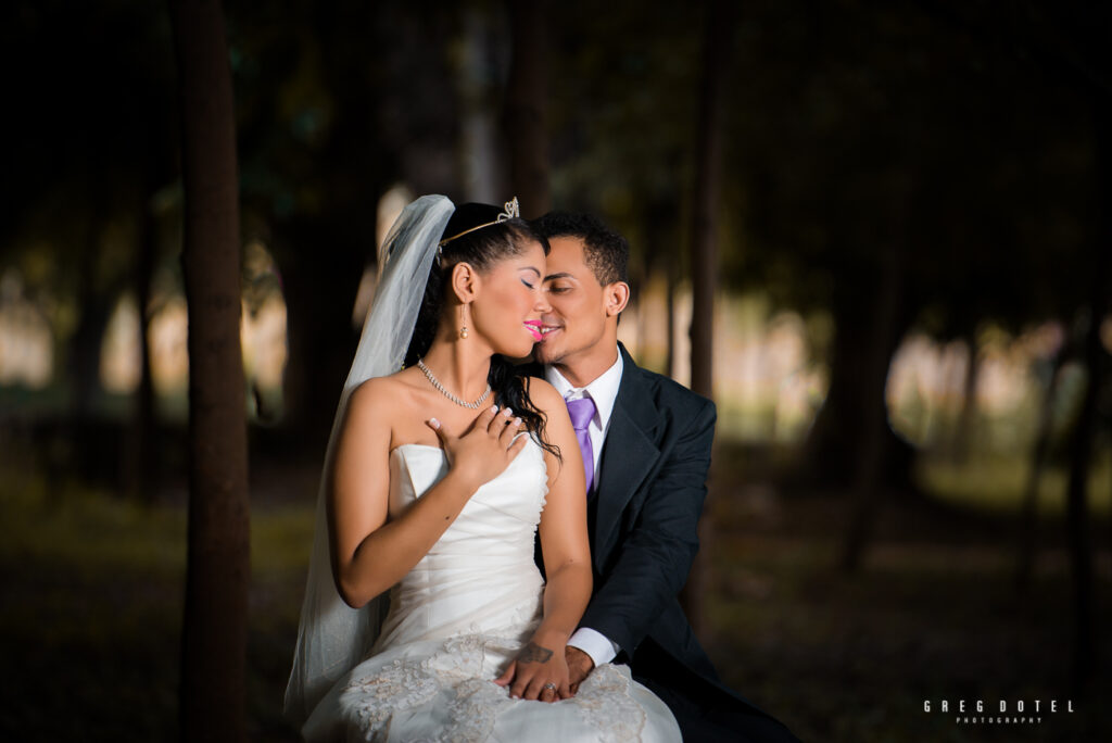 sesion de fotos de novios en santo domingo republica dominicana por el fotografo dominicano greg dotel photography en el parque mirador sur