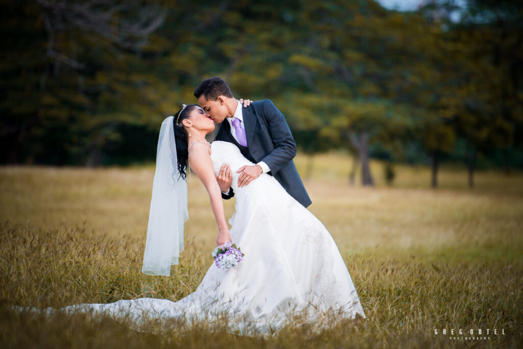 sesion de fotos de novios en santo domingo republica dominicana por el fotografo dominicano greg dotel photography en el parque mirador sur