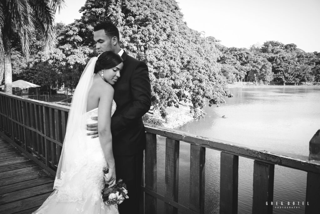 Sesión de fotos de novios y pre boda en el Parque Mirador Norte de Santo Domingo, República Dominicana por el fotógrafo dominicano Greg Dotel Photography