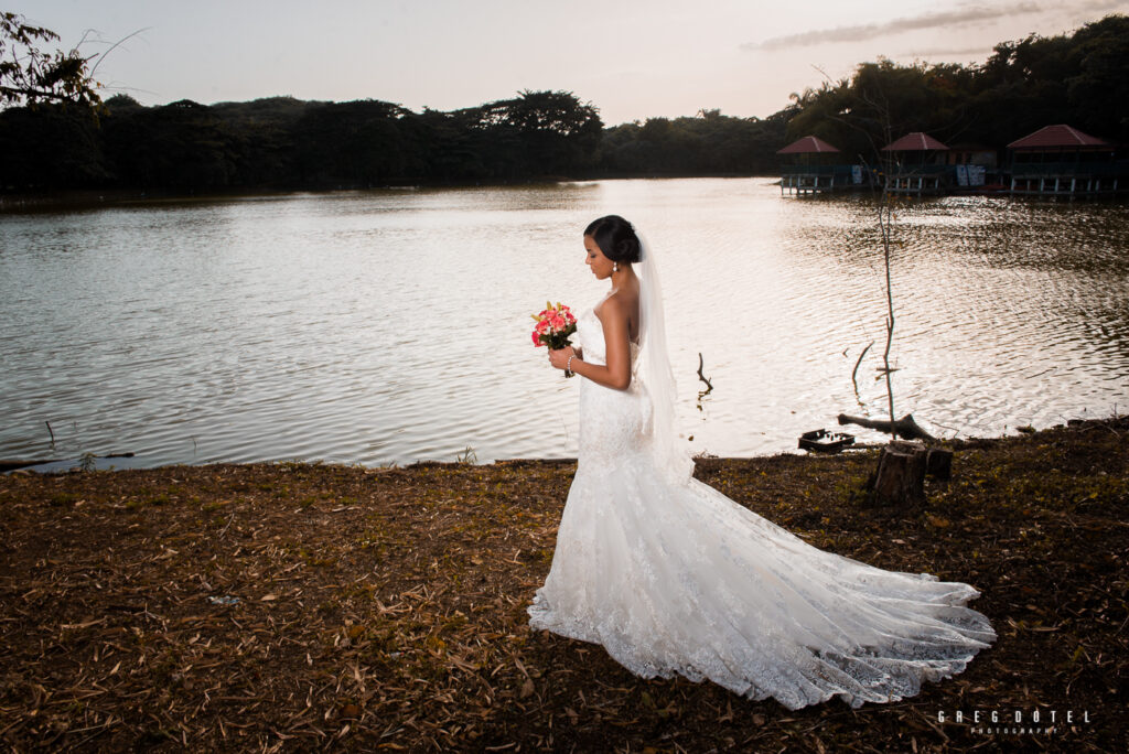 sesion de fotos de novios en santo domingo republica dominicana por el fotografo dominicano greg dotel photography en el parque mirador norte