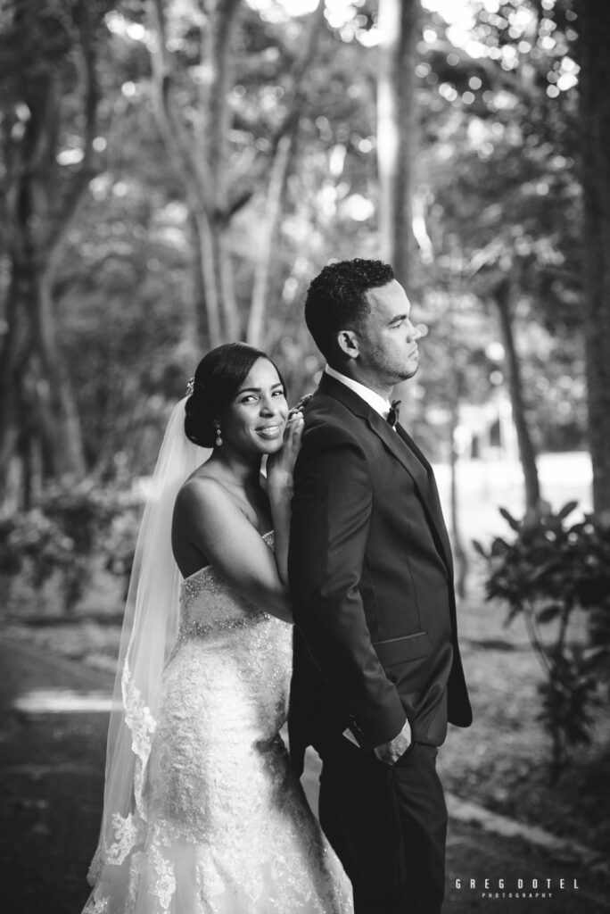 Sesión de fotos de novios y pre boda en el Parque Mirador Norte de Santo Domingo, República Dominicana por el fotógrafo dominicano Greg Dotel Photography