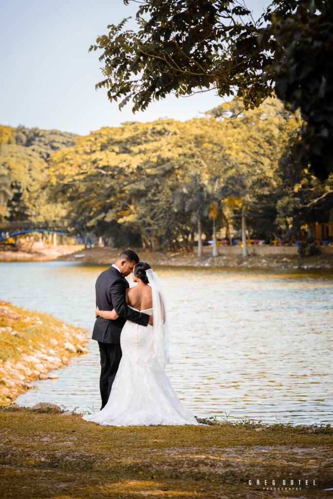 Sesión de fotos de novios y pre boda en el Parque Mirador Norte de Santo Domingo, República Dominicana por el fotógrafo dominicano Greg Dotel Photography