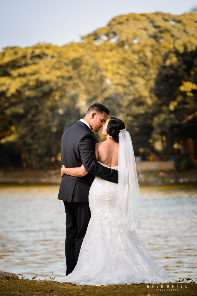 Sesión de fotos de novios y pre boda en el Parque Mirador Norte de Santo Domingo, República Dominicana por el fotógrafo dominicano Greg Dotel Photography