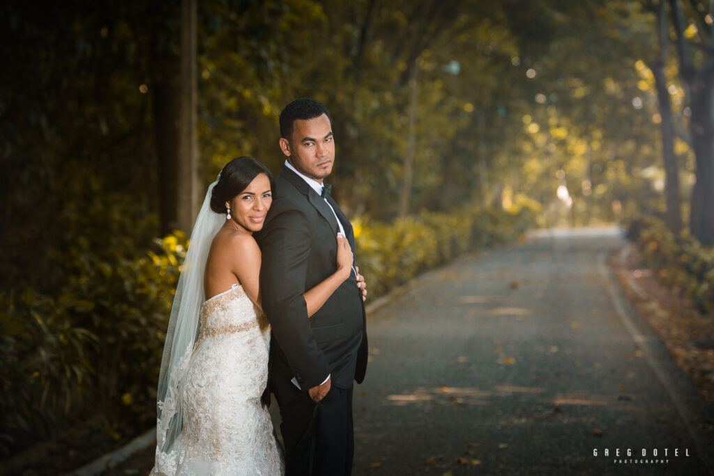 Sesión de fotos de novios y pre boda en el Parque Mirador Norte de Santo Domingo, República Dominicana por el fotógrafo dominicano Greg Dotel Photography