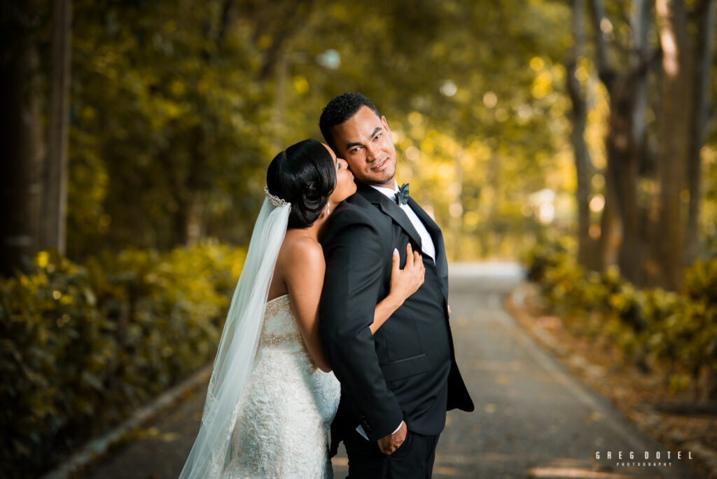 Sesión de fotos de novios y pre boda en el Parque Mirador Norte de Santo Domingo, República Dominicana por el fotógrafo dominicano Greg Dotel Photography