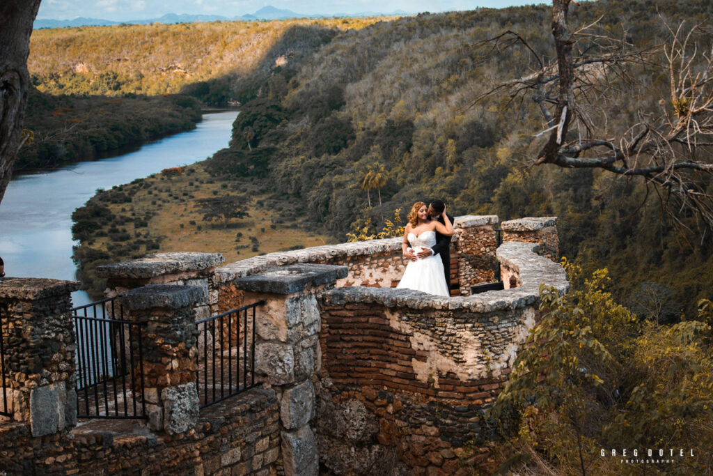 Sesion de novios y pre boda de Felix y Julia en Altos de Chavón, La Romana, República Dominicana por el fotógrafo dominicano Greg Dotel