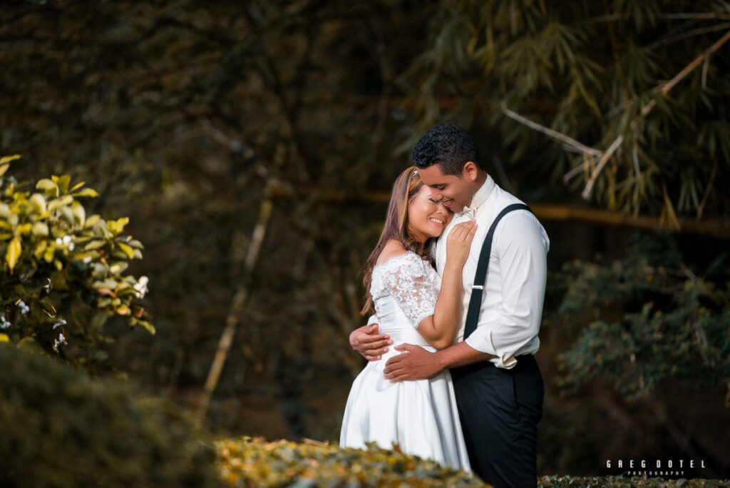 Sesión de fotos de novios para bodas en el jardín botánico de Santo Domingo, República Dominicana