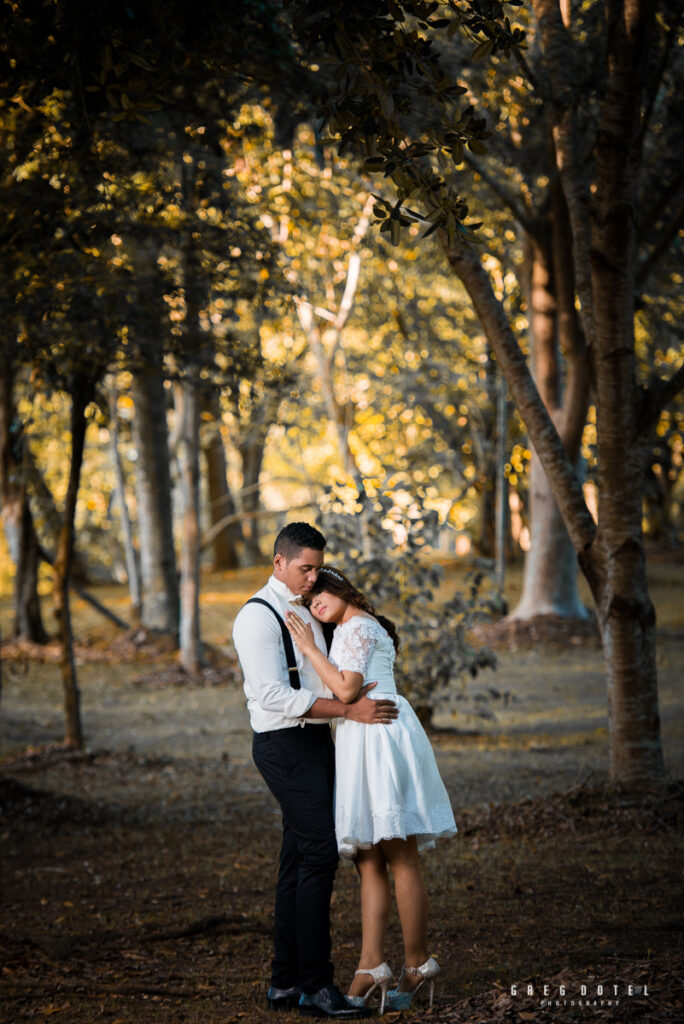 Sesión de fotos de novios para bodas en el jardín botánico de Santo Domingo, República Dominicana