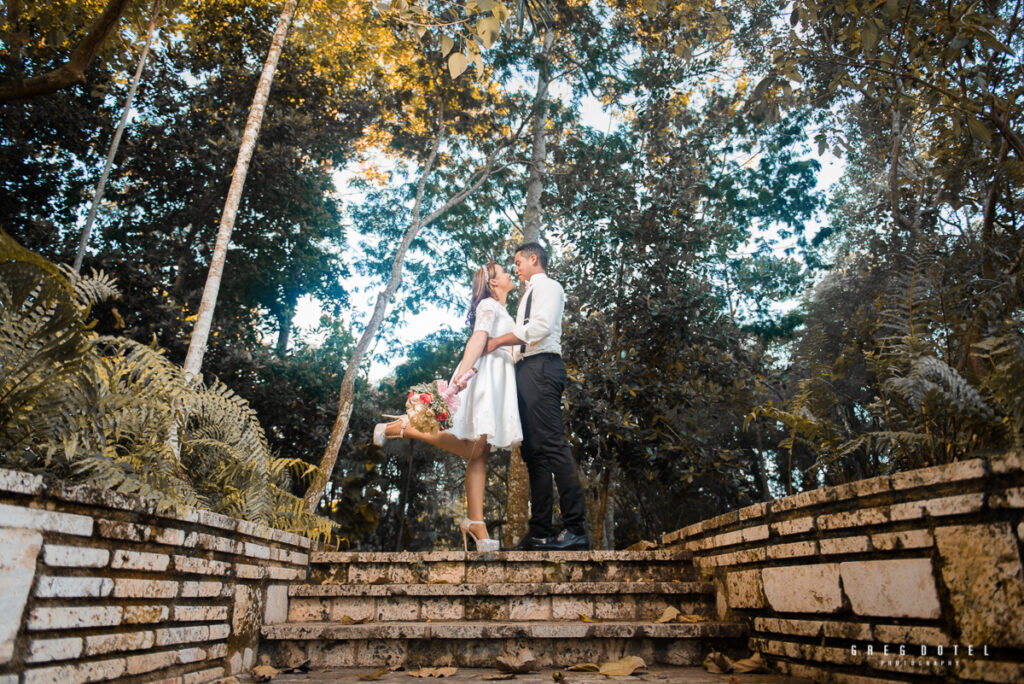 Sesión de fotos de novios para bodas en el jardín botánico de Santo Domingo, República Dominicana