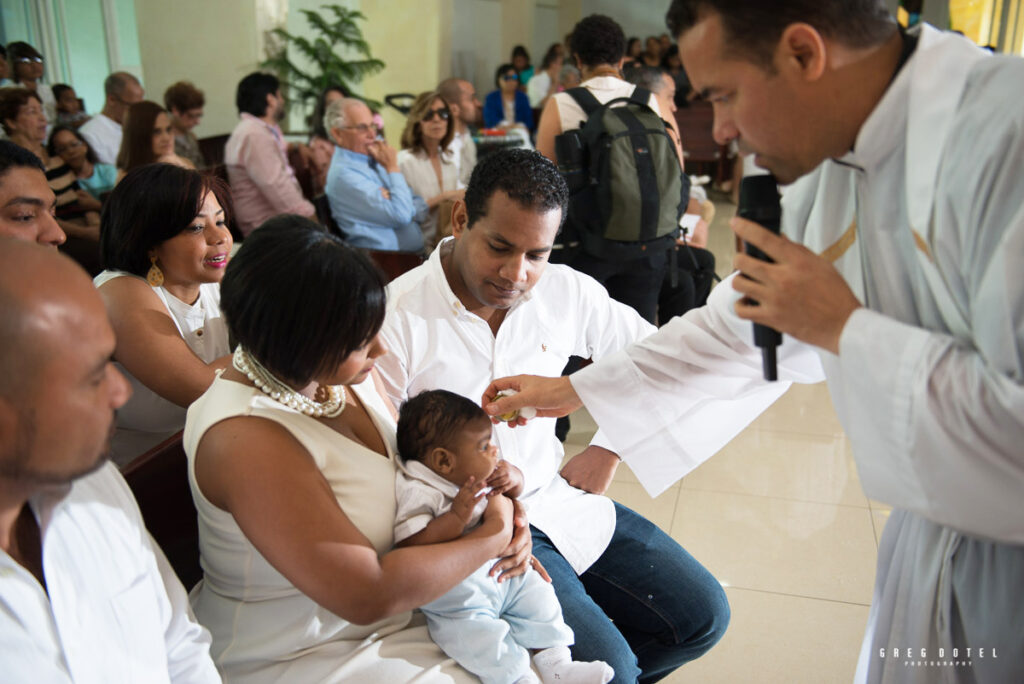 Fotografo dominicano de bautizos en la Parroquia Jesus Maestro Santo Domingo República Dominicana