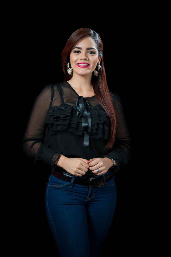 Retrato de fotos a Dannelis Veras en los estudios de Telemicro canal 5 en Santo Domingo