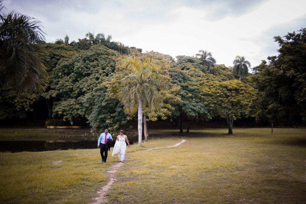 Sesion de novios preboda en el parque mirador norte de Santo Domingo, Republica Dominicana