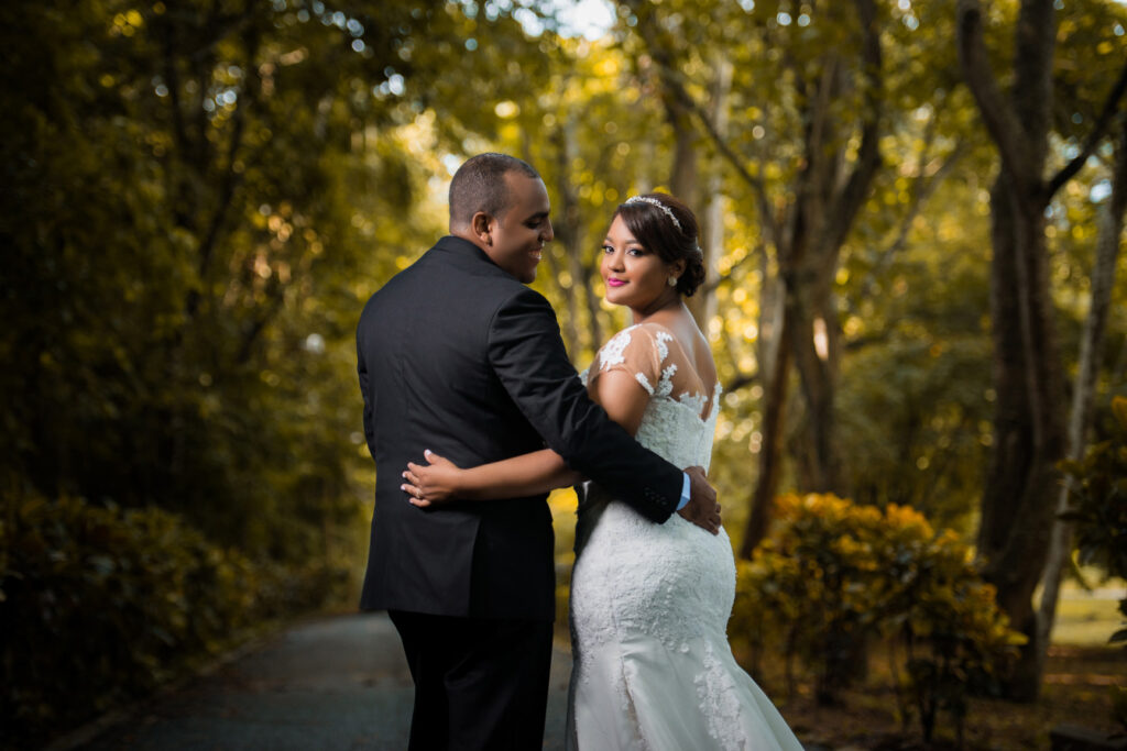 Sesion de novios preboda en el parque mirador norte de Santo Domingo, Republica Dominicana