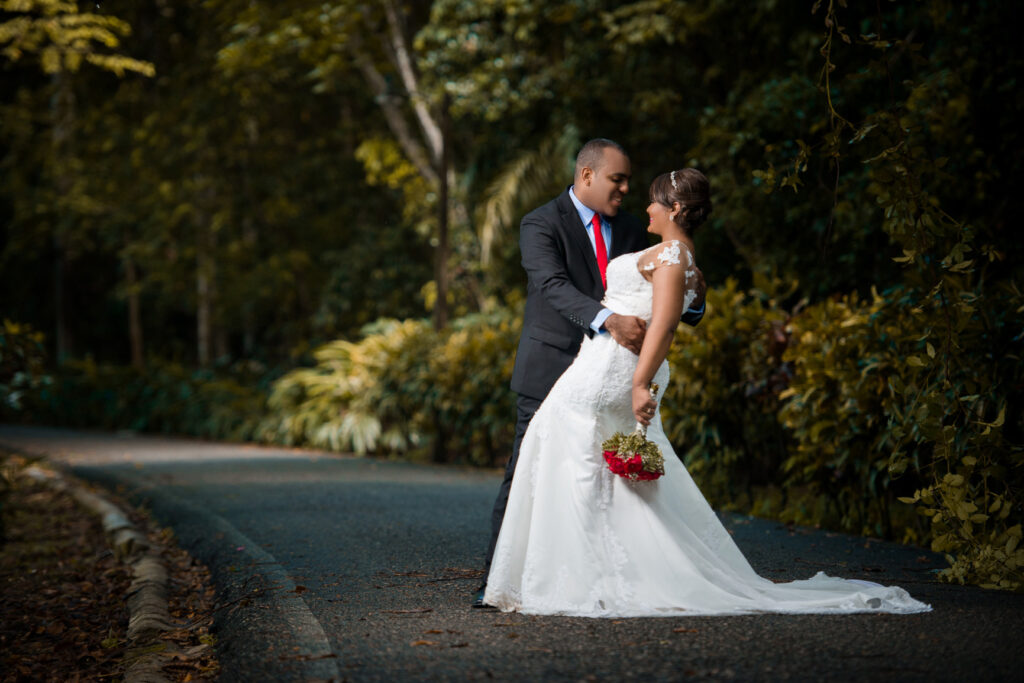 Sesion de novios preboda en el parque mirador norte de Santo Domingo, Republica Dominicana