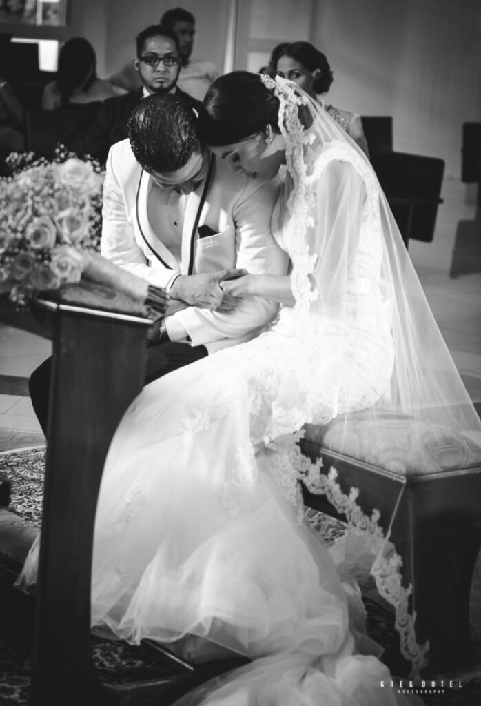 Ceremonia y recepción de bodas de Paola y Robert en iglesia de Santo Domingo, Republica Dominicana por el fotografo Greg Dotel