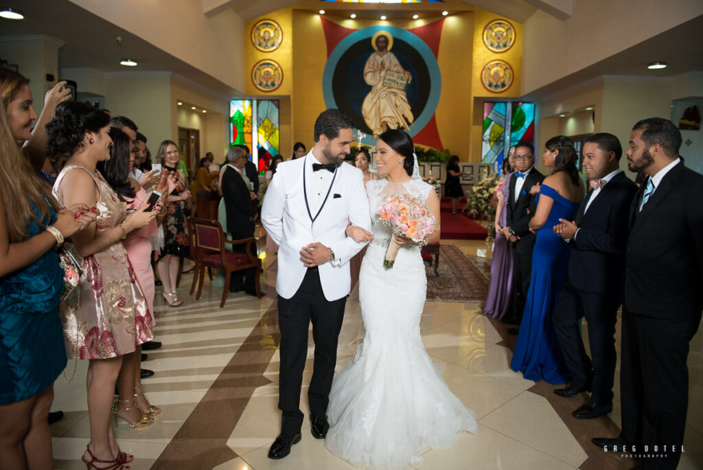 Ceremonia y recepción de bodas de Paola y Robert en iglesia de Santo Domingo, Republica Dominicana por el fotografo Greg Dotel