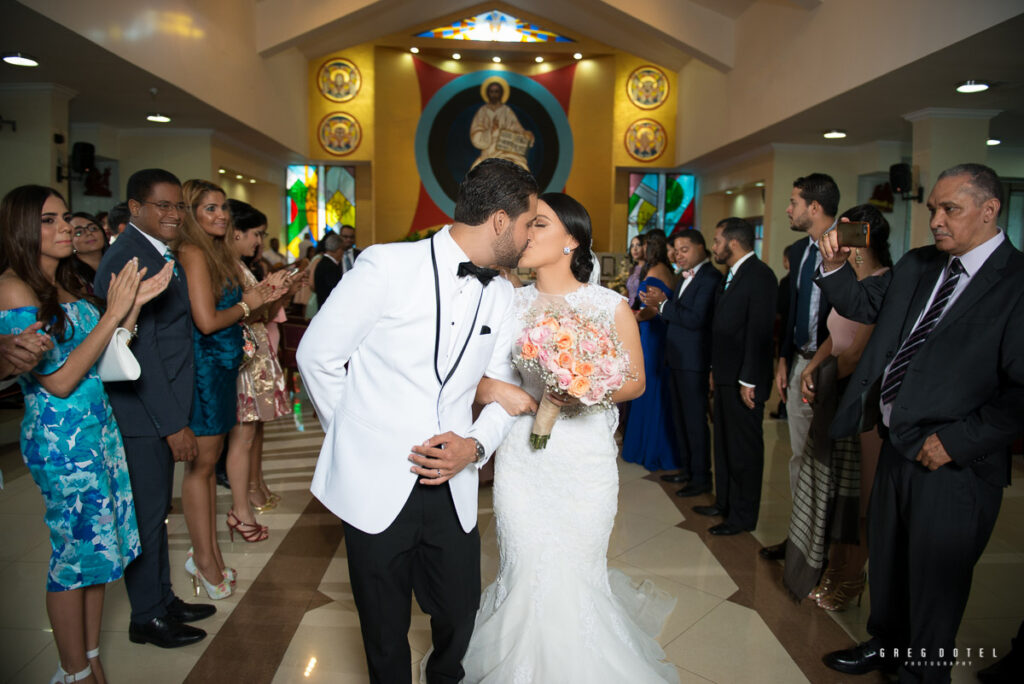 Ceremonia y recepción de bodas de Paola y Robert en iglesia de Santo Domingo, Republica Dominicana por el fotografo Greg Dotel