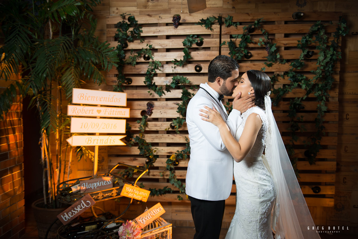 Ceremonia y recepción de bodas de Paola y Robert en iglesia de Santo Domingo, Republica Dominicana por el fotografo Greg Dotel