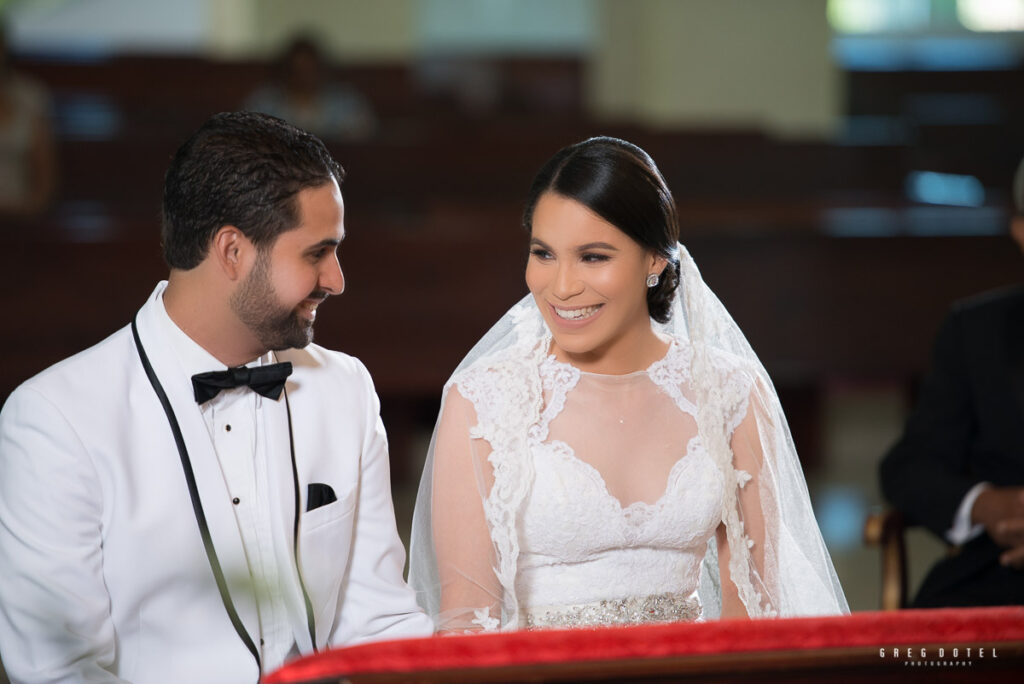 Ceremonia y recepción de bodas de Paola y Robert en iglesia de Santo Domingo, Republica Dominicana por el fotografo Greg Dotel