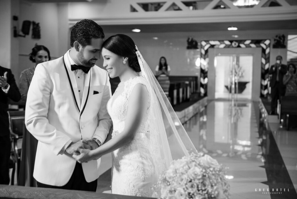 Ceremonia y recepción de bodas de Paola y Robert en iglesia de Santo Domingo, Republica Dominicana por el fotografo Greg Dotel