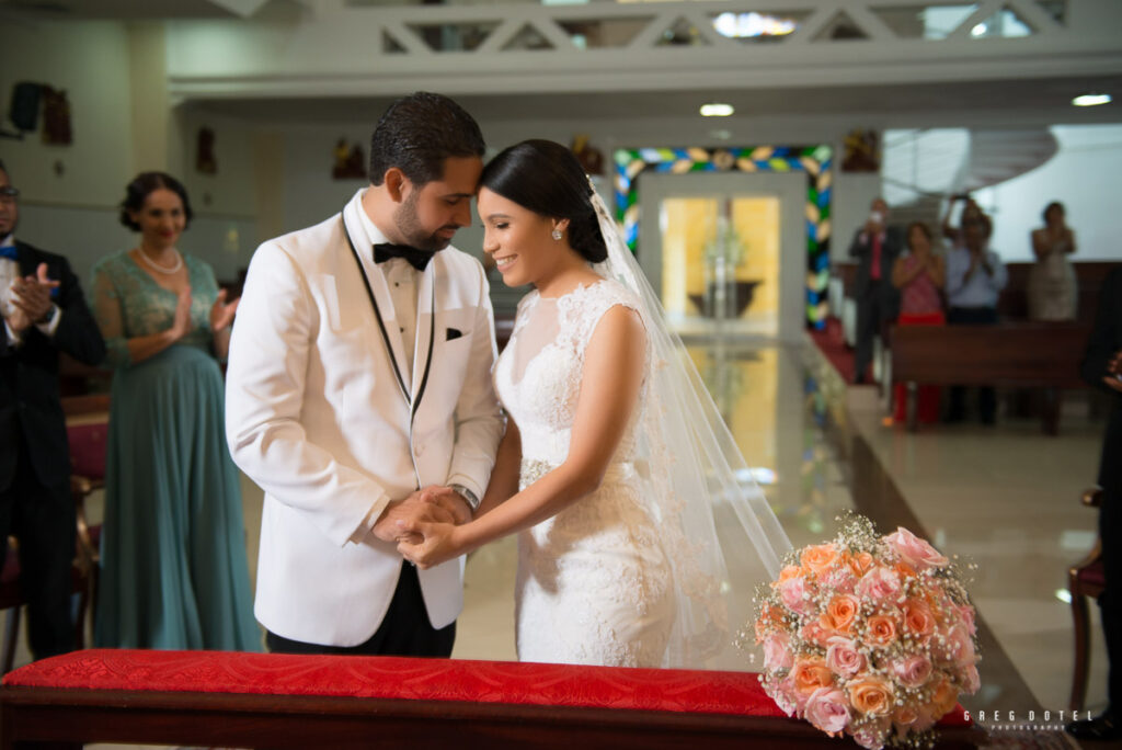 Ceremonia y recepción de bodas de Paola y Robert en iglesia de Santo Domingo, Republica Dominicana por el fotografo Greg Dotel