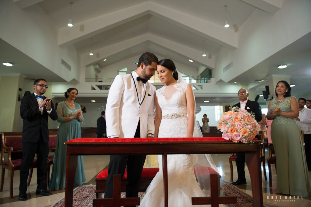 Ceremonia y recepción de bodas de Paola y Robert en iglesia de Santo Domingo, Republica Dominicana por el fotografo Greg Dotel