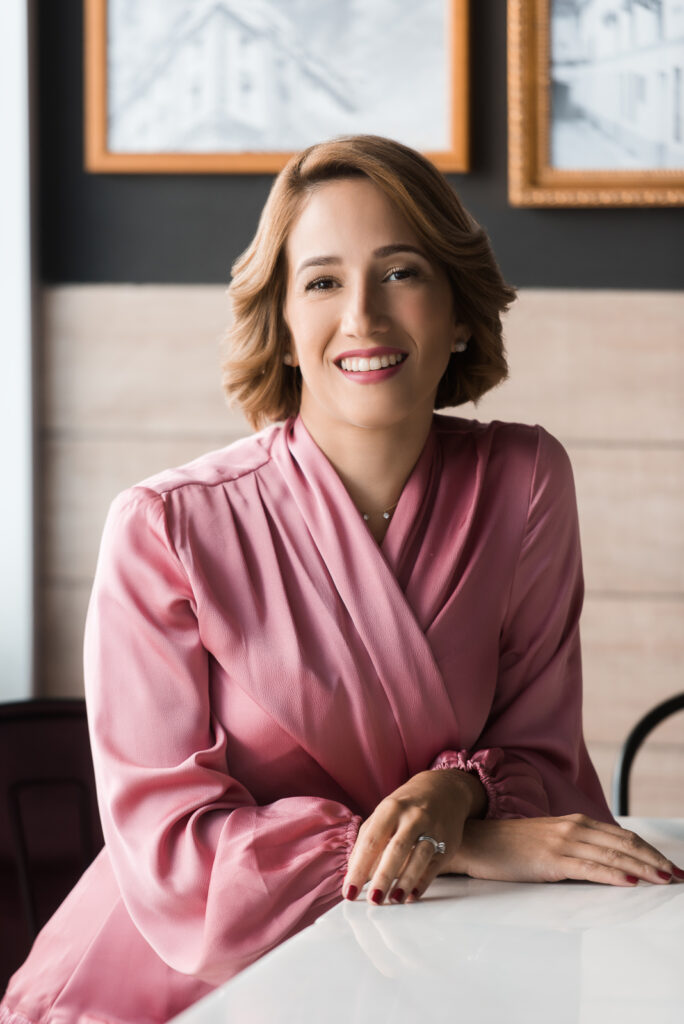 Retratos corporativos a Lauren Pou en 100 montaditos para la revista emprendedores en Santo Domingo Republica Dominicana
