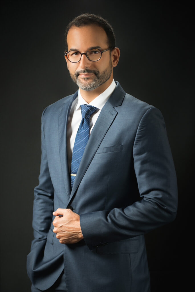 Retratos corporativos a Jaime en estudio fotográfico en Santo Domingo Republica Dominicana