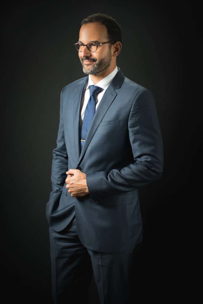 Retratos corporativos a Jaime en estudio fotográfico en Santo Domingo Republica Dominicana