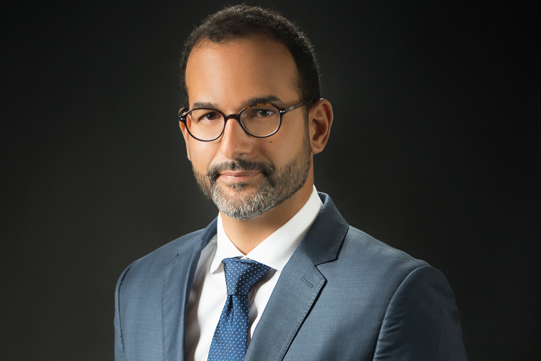 Retratos corporativos a Jaime en estudio fotográfico en Santo Domingo Republica Dominicana