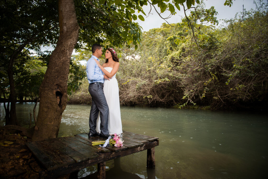 Sesion de novios de Nairoby y Bryant en los Humedales del Ozama de Santo Domingo Este en la República Dominicana