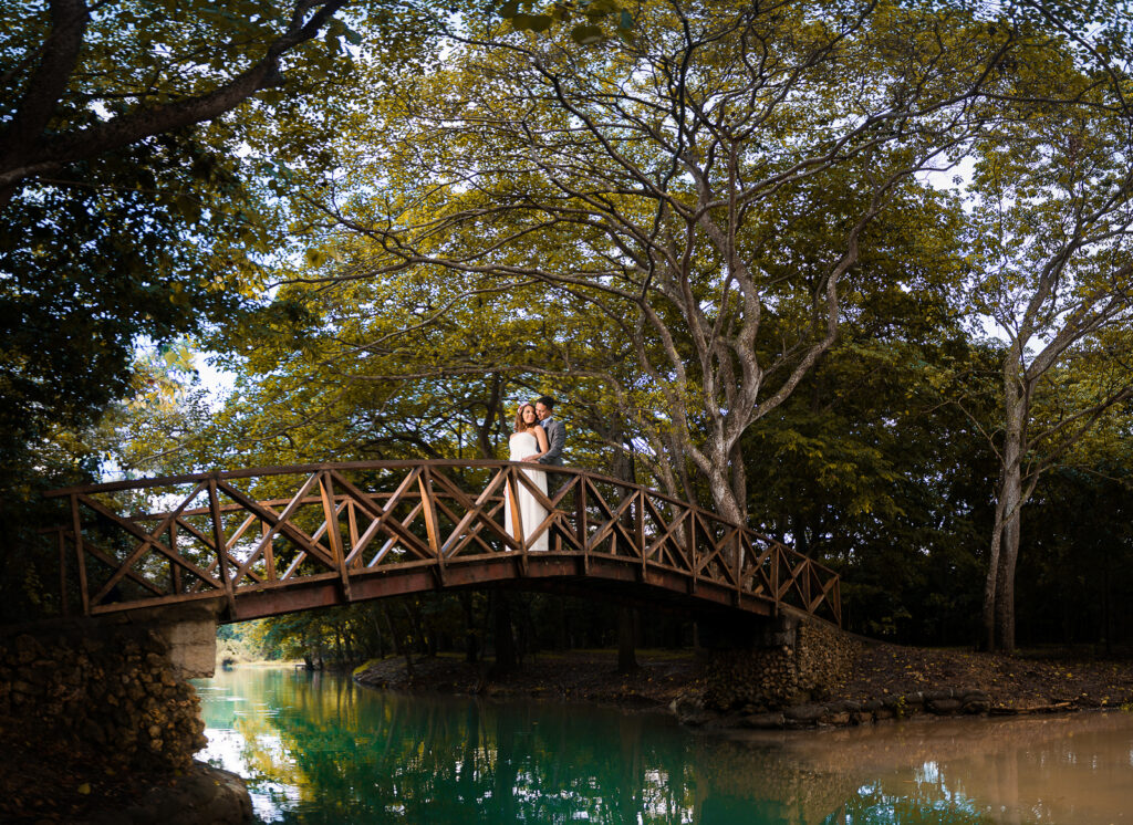 Sesion de novios de Nairoby y Bryant en los Humedales del Ozama de Santo Domingo Este en la República Dominicana