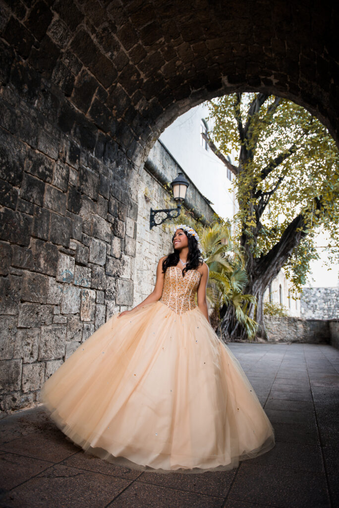 Sesión de fotos de la Quinceañera Deysi en sus 15 años en Zona Colonial de Santo Domingo, República Dominicana