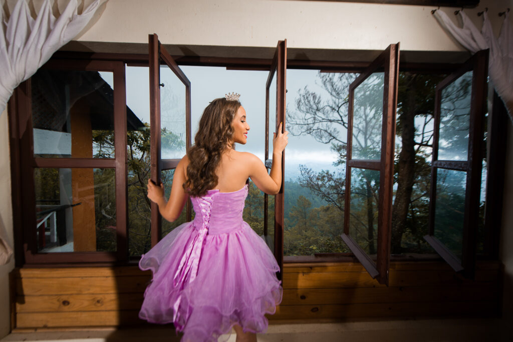 La Quinceañera Emely durante su sesión de fotos en Jarabacoa, República Dominicana