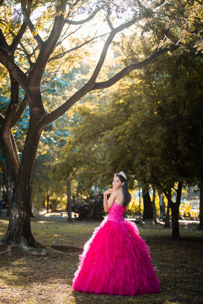 Sesión de fotos de quinceañera a Larymar en el Parque Mirador Sur de Santo Domingo, República Dominicana