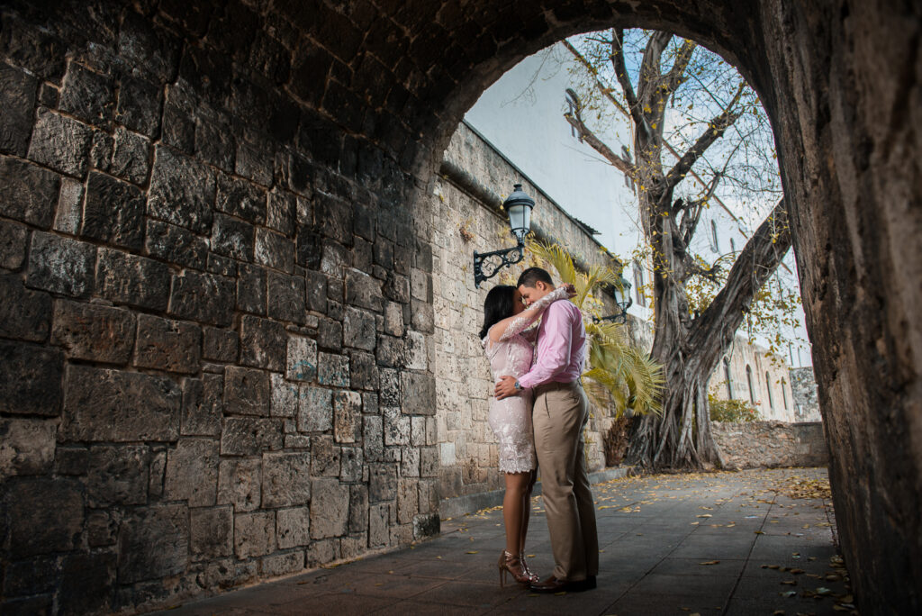 Una linda sesión de novios o pre boda en la Zona Colonial de Santo Domingo de Zoila y Luis