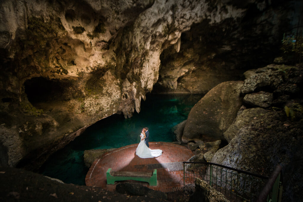 Sesión de novios Enmanuel y Suly por el fotografo dominicano Greg Dotel en el Parque los 3 Ojos de Santo Domingo Este