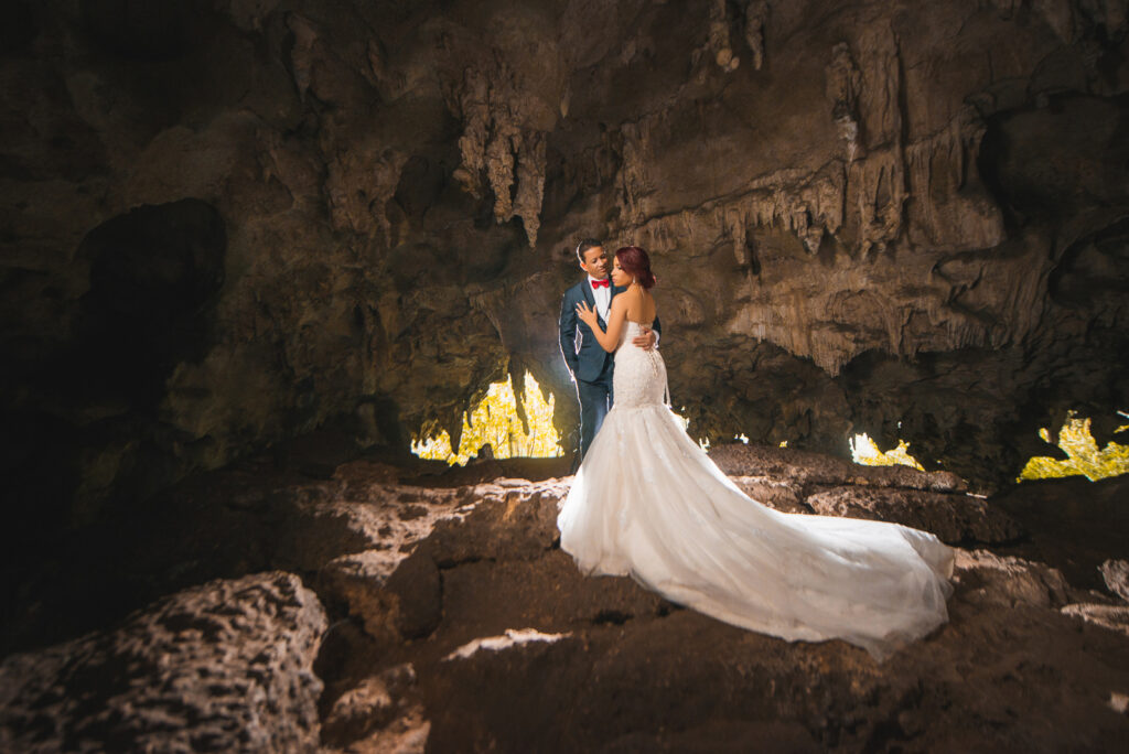 Sesión de novios Enmanuel y Suly por el fotografo dominicano Greg Dotel en el Parque los 3 Ojos de Santo Domingo Este