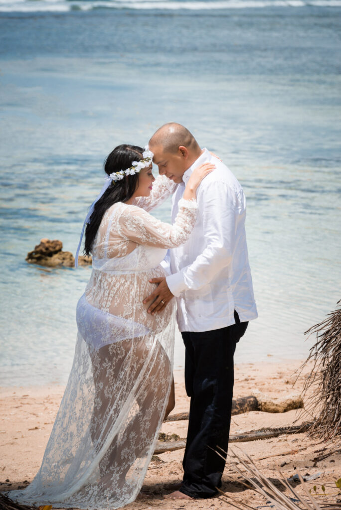 Sesion de fotos del embarazo de Yandra en la playa de Juan Dolio por el fotografo dominicano en la Republica Dominicana