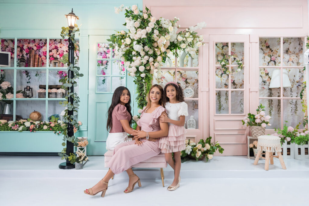 Set de fotografía para madres en estudio fotografico con escenografia hermosa en Santo Domingo, República Dominicana por el fotografo Greg Dotel