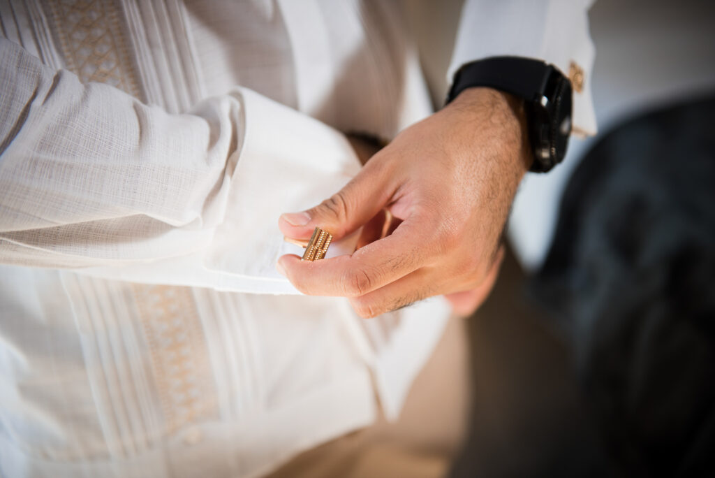 Fotos de getting ready o vistiendose del novio para bodas en Republica Dominicana por el fotografo dominicano Greg Dotel Photography