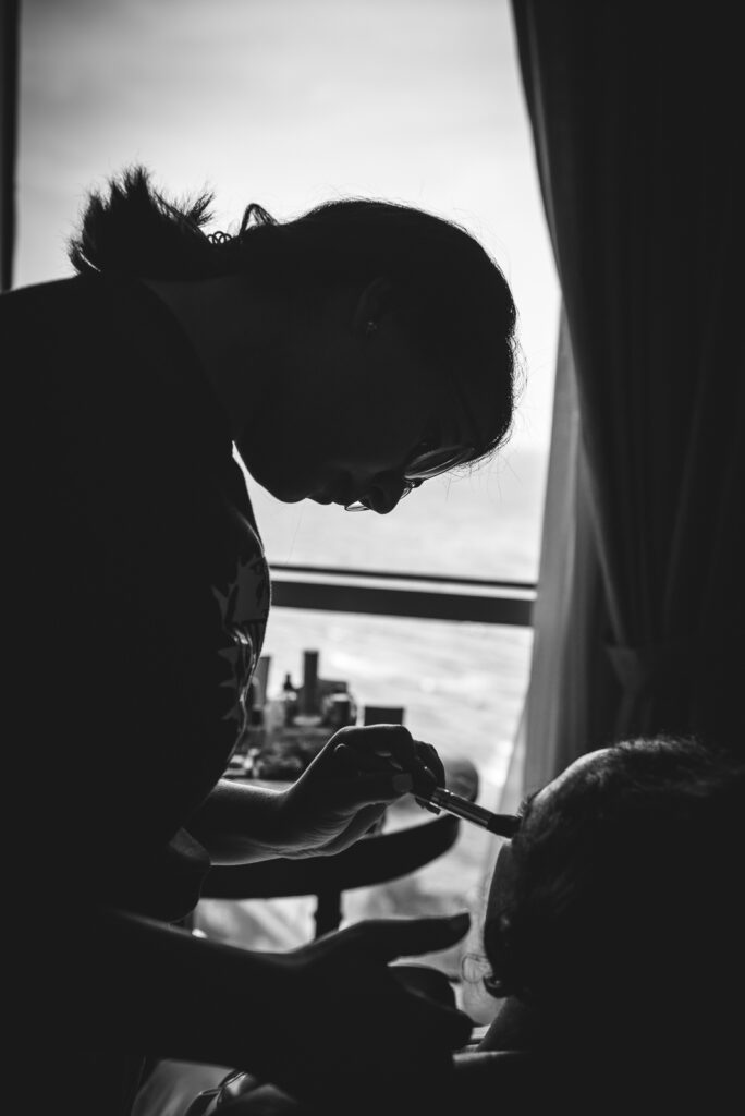 Fotos del maquillaje durante el getting ready o vistiendose de la novia para bodas en Republica Dominicana por el fotografo dominicano Greg Dotel Photography