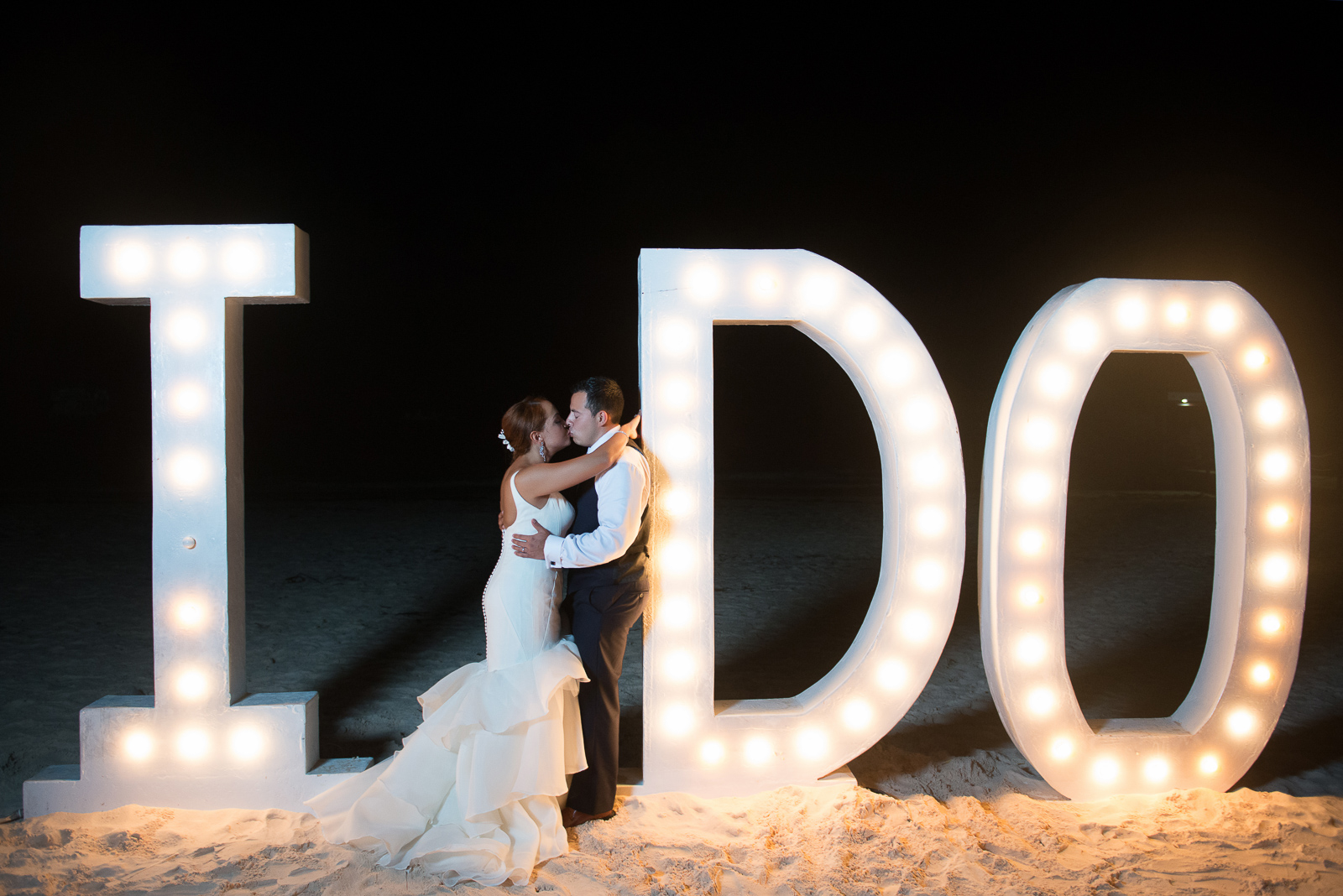 Boda de Giselle y Welmo en Punta Cana, Republica Dominicana por el fotografo Greg Dotel