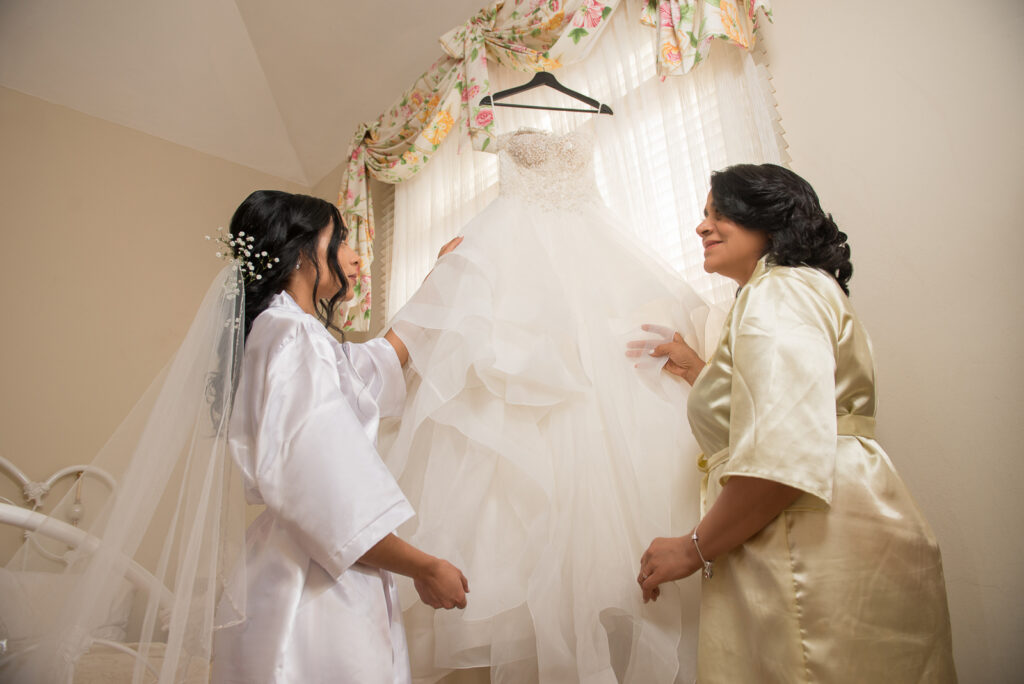 Fotos de getting ready o vistiendose para bodas en Republica Dominicana por el fotografo dominicano Greg Dotel Photography