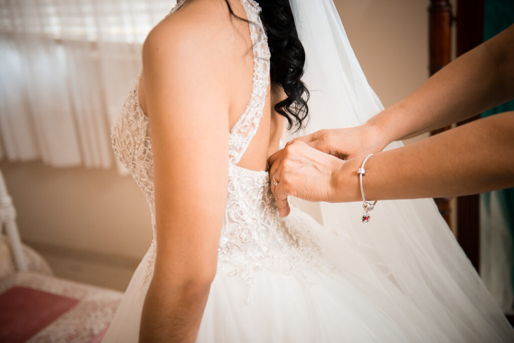 Fotos de getting ready o vistiendose para bodas en Republica Dominicana por el fotografo dominicano Greg Dotel Photography